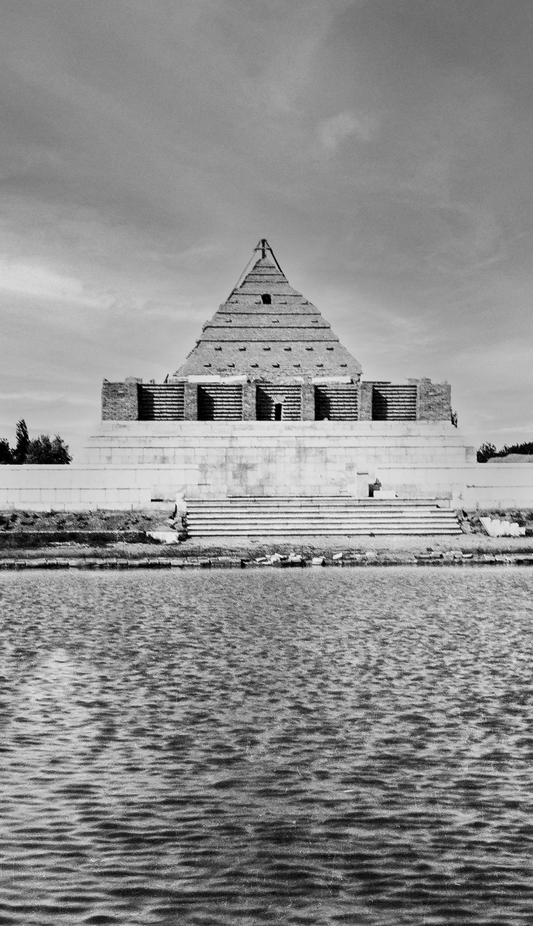 عکس: آرامگاه فردوسی (بنای قبلی) در طوس