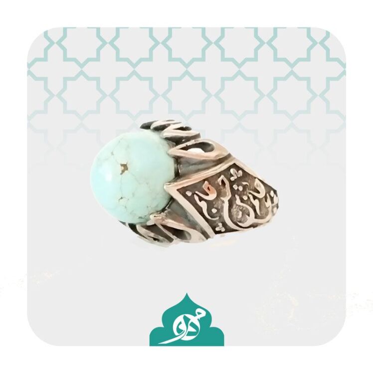 انواع انگشتر فیروزه مردانه با اسامی ائمه اطهار (ع)؛ نماد ارادت و زیبایی در یک نمایشگاه هنری.