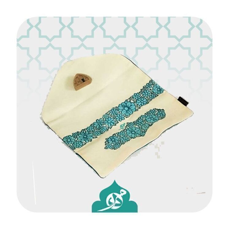 **"جانماز سنتی با طراحی زیبا و رنگ‌های جذاب، مناسب برای نماز خواندن و دکوراسیون مذهبی و هدیه دادن