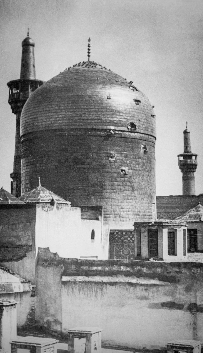 نمای گنبد حرم امام رضا(ع) بعد از واقعه توپ بندی توسط روسها در دوره قاجار