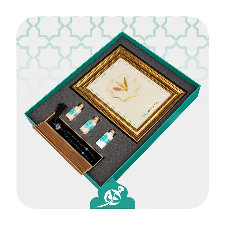 **"پک هدیه شامل برنج، نبات، نمک و تابلو گل متبرک حرم امام رضا، مناسب برای مناسبت‌های خاص."**