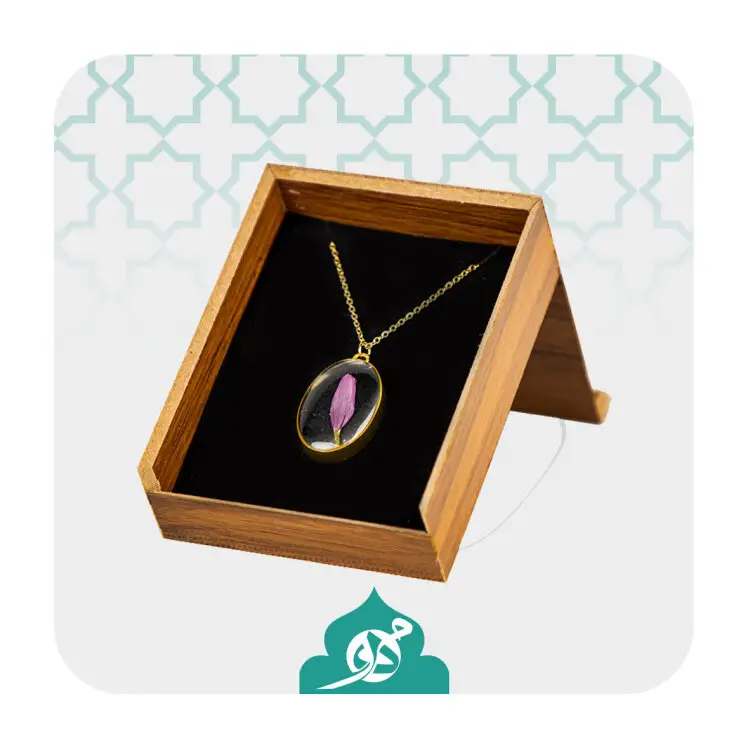 **"گردنبند با گل متبرک حرم امام رضا، نماد عشق و ارادت به اهل بیت و هنر ایرانی."**