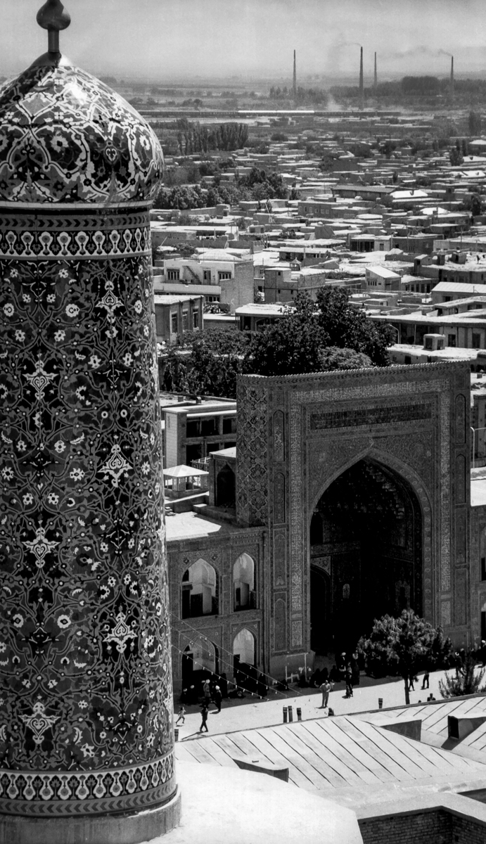 نمایی از صحن جدید(صحن آزادی) حرم امام رضا(ع) ، گلدسته مسجد جامع گوهر شاد و بافت ضلع شمال شرقی مشهد