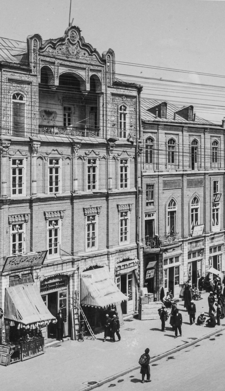 عکس: ساختمان چهار طبقه در ضلع جنوبی بست پایین خیابان