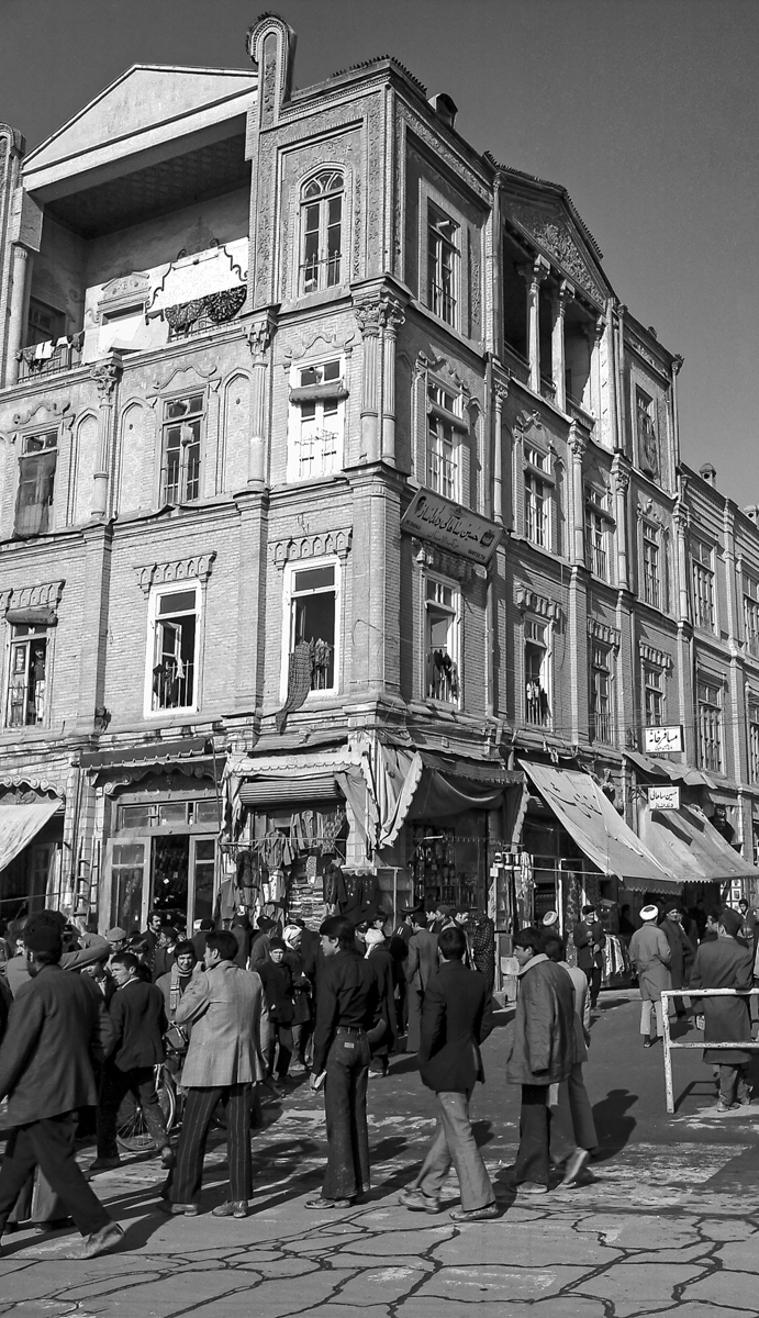 عکس: دورنمای ساختمان چهار طبقه واقع دربست پایین خیابان