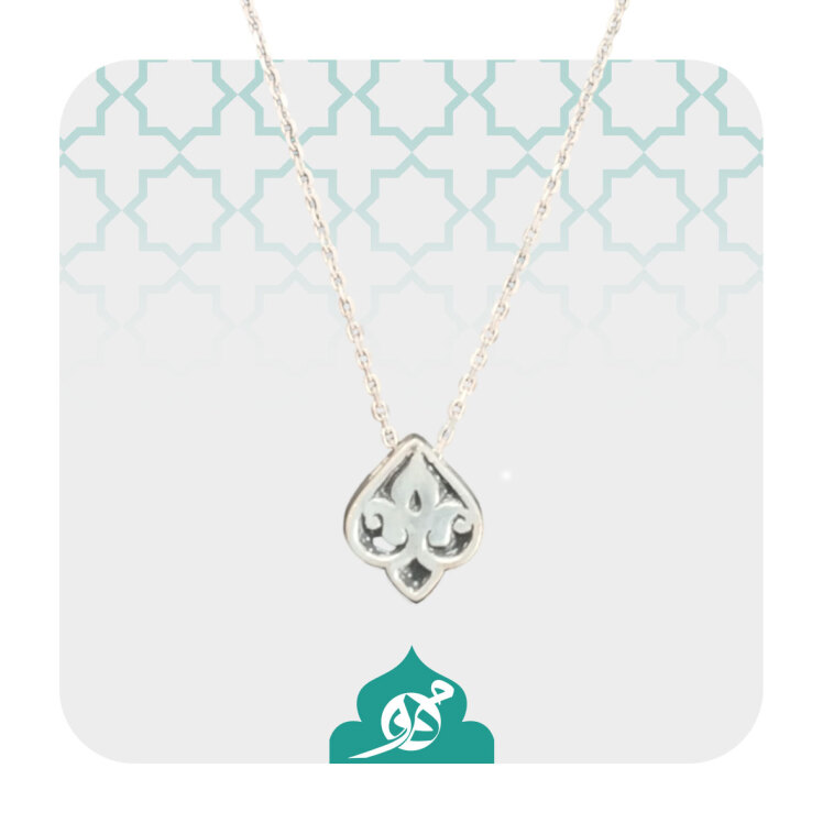 گردنبند نقره با طرح ترنج، با ابعاد 2 در 1.8 سانتی‌متر و طراحی زیبا، نمایی از هنر ایرانی را به تصویر می‌کشد. 