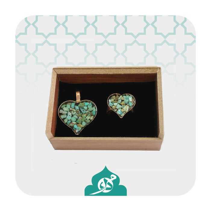 ترکیب زیبا و خاص پلاک و انگشتر برنجی با نگین فیروزه؛ نمادی از هنر و زیبایی در زندگی شما.