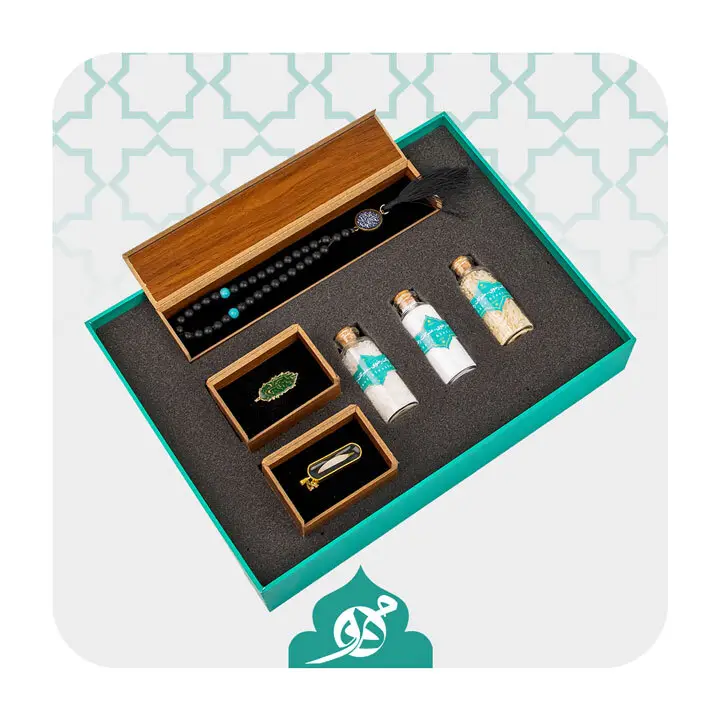 **"پک هدیه شامل برنج، نبات، نمک و گردنبند گلبرگ متبرک حرم امام رضا، مناسب برای مناسبت‌های خاص."**