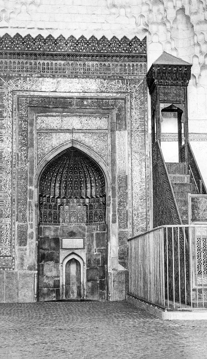 عکس: نمای ایوان مقصوره مسجد جامع گوهر شاد و منبر صاحب الزمان(عج)