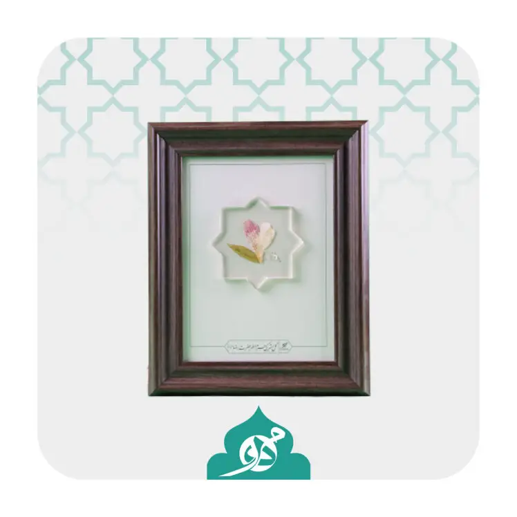 **"تابلو گلبرگ‌های متبرک حرم امام رضا، نماد معنویت و زیبایی، مناسب برای دکوراسیون داخلی."**