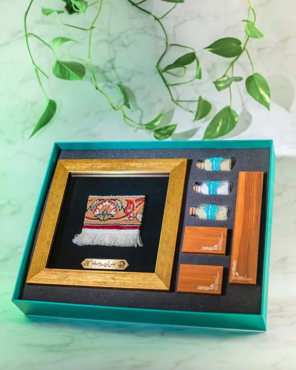 **"پک هدیه شامل برنج، نبات، نمک و بج سینه خادم الرضاییم مناسب برای مناسبت‌های خاص."**