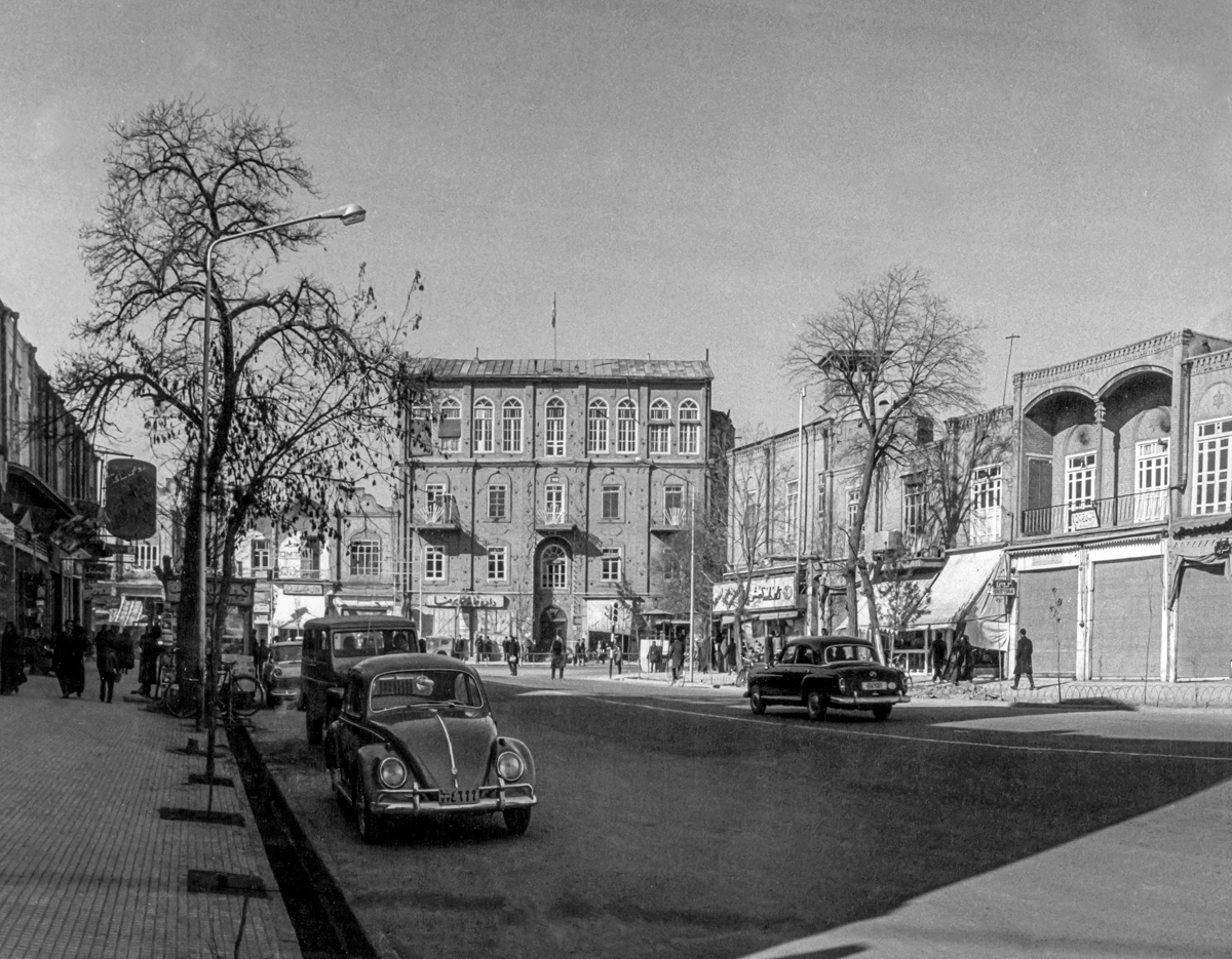 نمایی از خیابان ارگ (امام خمینی) و ساختمان چهار طبقه 