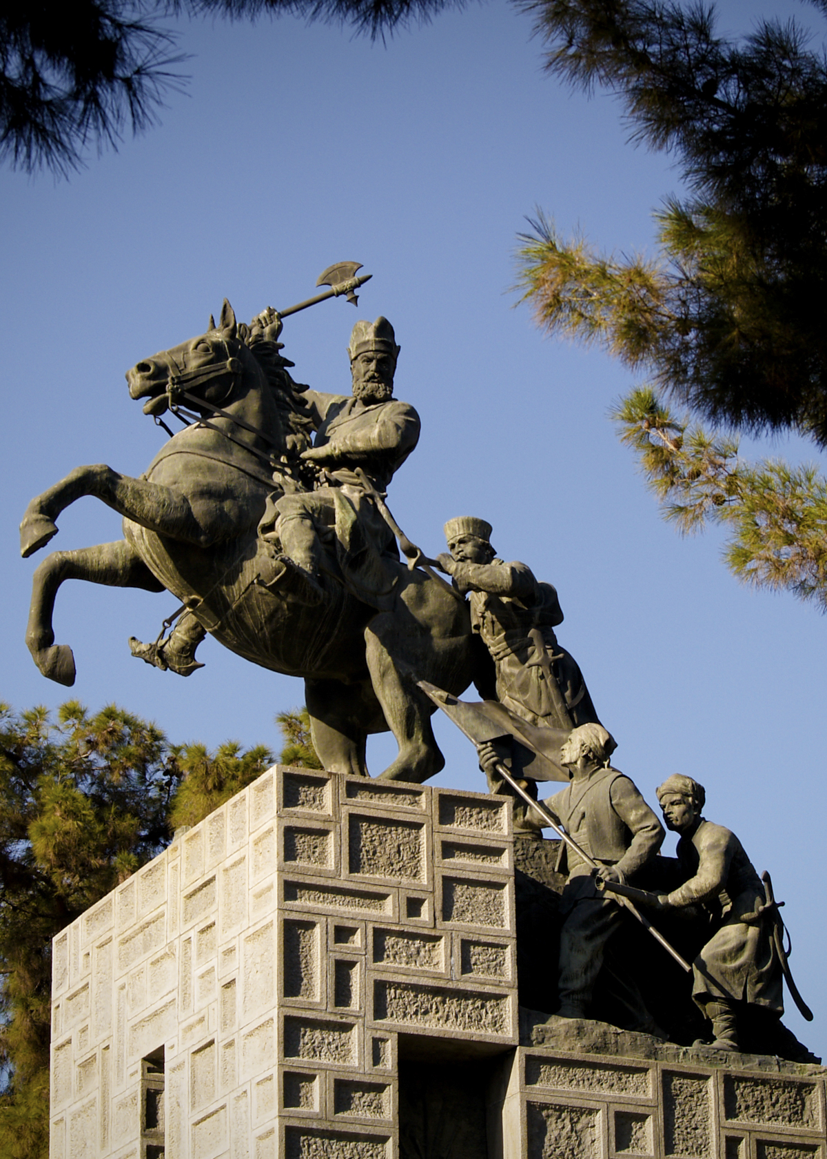 دورنمای مجسمه و آرامگاه نادر شاه افشار در مشهد