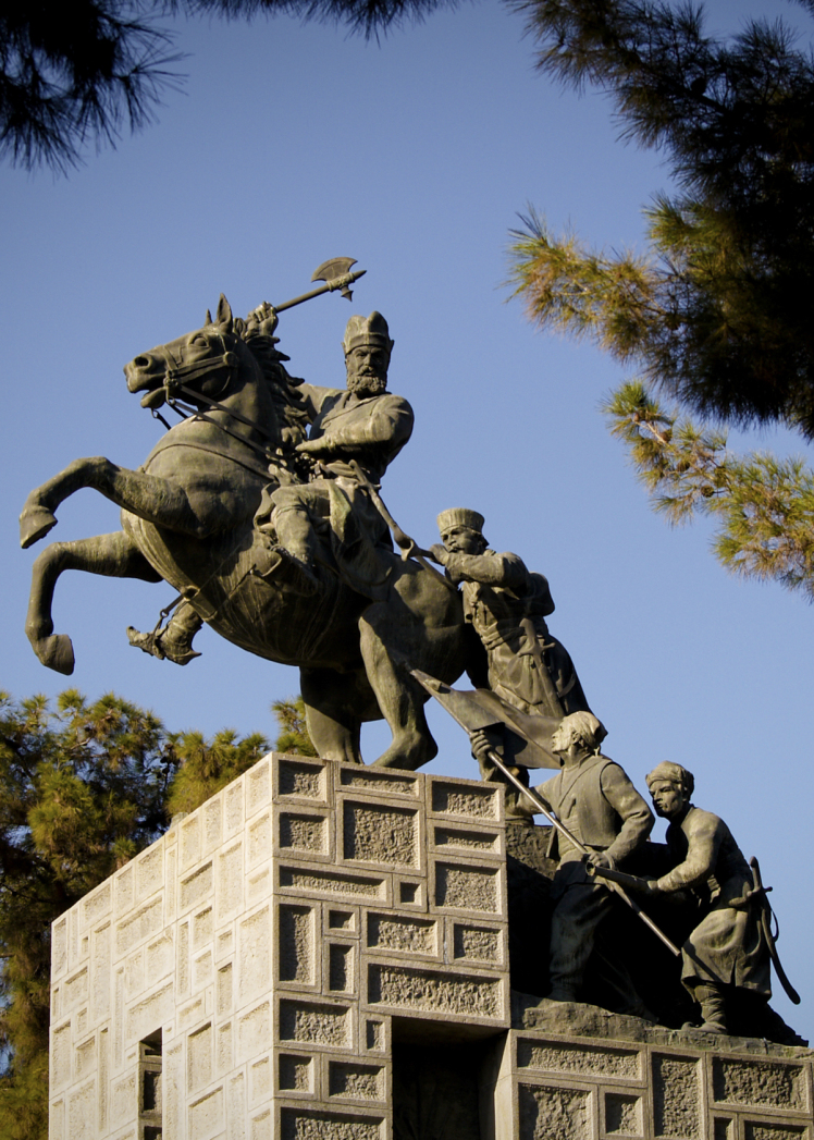 دورنمای مجسمه و آرامگاه نادر شاه افشار در مشهد