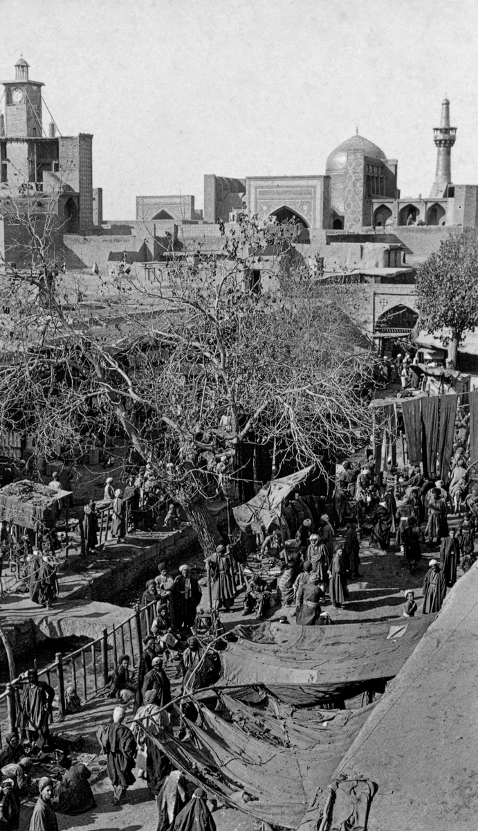 عکس: دورنمای حرم امام رضا(ع) و بست پایین خیابان( نواب صفوی فعلی) در اواخر دوره قاجار